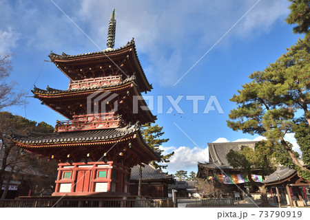 鶴林寺 三重塔と国宝の本堂 鶴林寺 三重塔と国宝の本堂 73790919