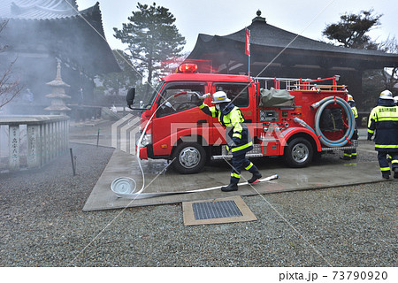 文化財防火デー　小雨決行鶴林寺の消防訓練風景　 73790920