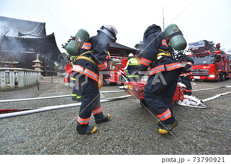 文化財防火デー 小雨決行鶴林寺の消防訓練風景 文化財防火デー 小雨決行鶴林寺の消防訓練風景 73790921