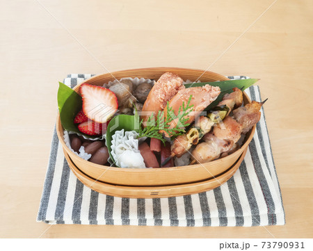 明太子と焼き鳥が入った手作りのおいしい曲げわっぱのお弁当の写真素材
