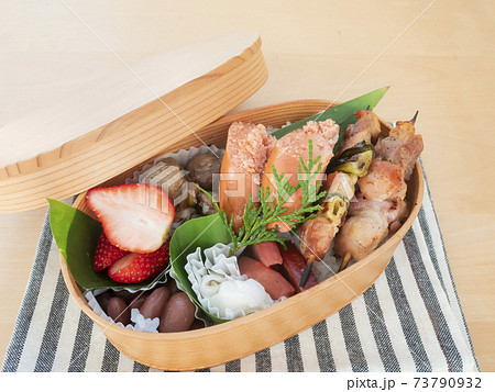 明太子と焼き鳥が入った手作りのおいしい曲げわっぱのお弁当 73790932