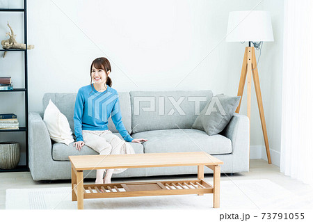 リビングのソファーでくつろぐ女性 リビングのソファーでくつろぐ女性 73791055