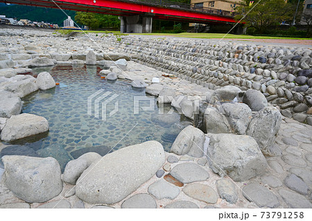 下呂溫泉噴泉池露天浴場下呂市 照片素材 圖片 圖庫