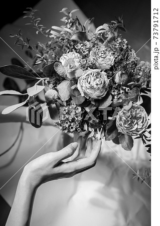 バラの花束を生ける女性の手【モノクロ】 バラの花束を生ける女性の手【モノクロ】 73791712
