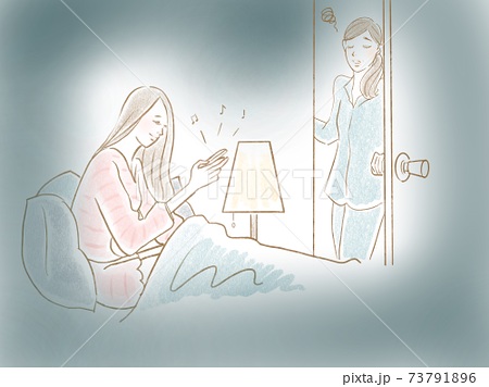 ベッドに入ってスマホをいじり夜更かししている10代の子どもと呆れる母親のイラストのイラスト素材