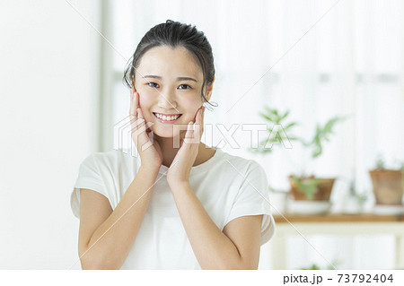 若い女性のスキンケア 73792404