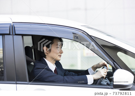 ビジネスマン　営業　車　外回り 73792811