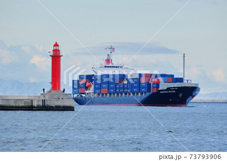 大阪港に入港する大型貨物船 73793906