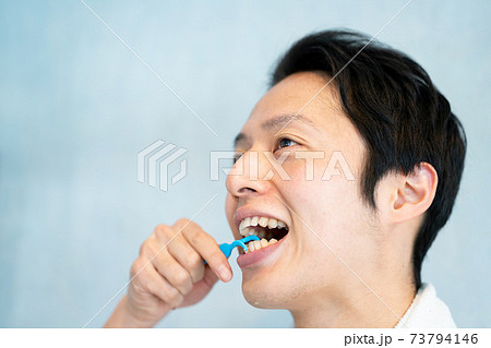 フロスをする男性 フロスをする男性 73794146