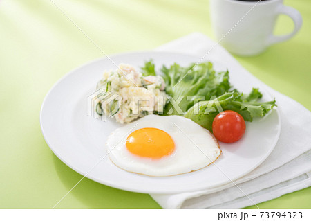 目玉焼き 73794323