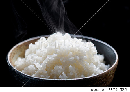 ごはん　ご飯　炊きたて　白米　茶碗に盛られたご飯　炊きたてごはん 73794526