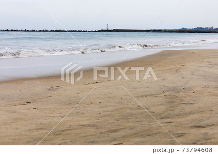 茨城県日立市 川尻海水浴場と川尻港の灯台 茨城県日立市 川尻海水浴場と川尻港の灯台 73794608