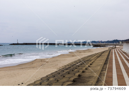 茨城県日立市　川尻海水浴場と川尻港の灯台 73794609