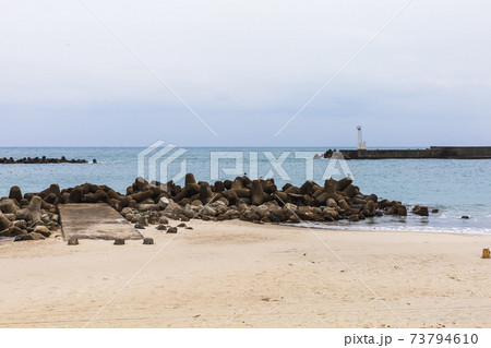 茨城県日立市 川尻海水浴場と川尻港の灯台 茨城県日立市 川尻海水浴場と川尻港の灯台 73794610