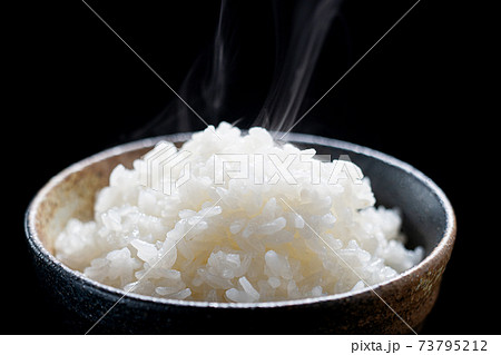 ごはん　ご飯　炊きたて　白米　茶碗に盛られたご飯　炊きたてごはん 73795212