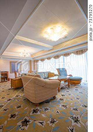 高級リゾートのリビングイメージ 73795270