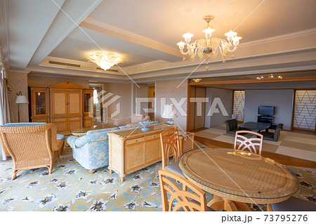 高級リゾートのリビングイメージ 73795276