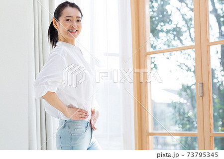 かっこいいミドル女性 73795345