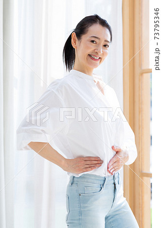 かっこいいミドル女性 73795346