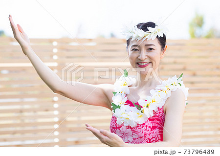 フラダンスをする女性 73796489