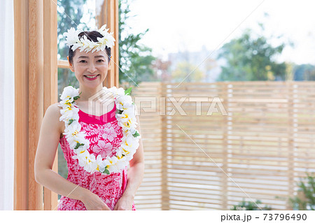 フラダンスをする女性 73796490