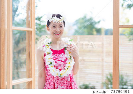 フラダンスをする女性 73796491