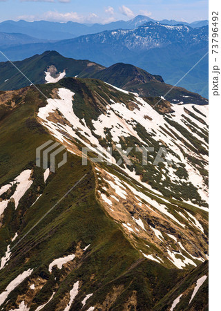 残雪期の谷川連峰の稜線 73796492