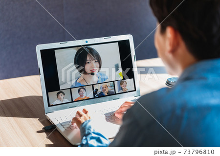 カフェでリモート会議に参加する男性 カフェでリモート会議に参加する男性 73796810