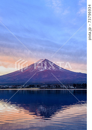 夜明けの紅富士と幻想的な空のグラデーション 73796934