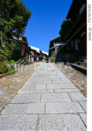 馬籠宿　石畳　中山道　岐阜県中津川市 73797440