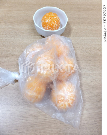 冷凍みかんと自然解凍したみかん 73797657