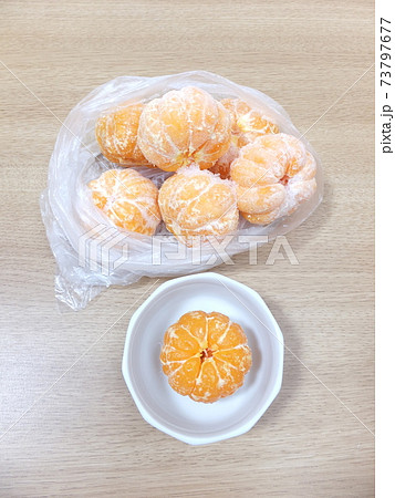 冷凍みかんと自然解凍したみかん 冷凍みかんと自然解凍したみかん 73797677