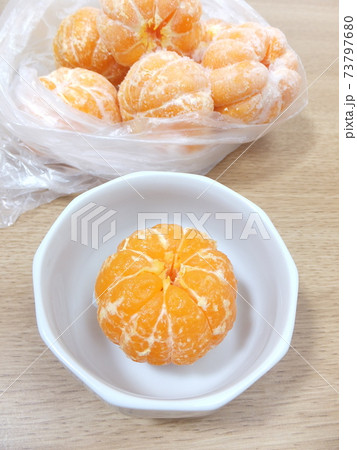 冷凍みかんと自然解凍したみかん 冷凍みかんと自然解凍したみかん 73797680