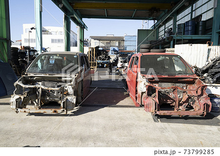 解体された自動車のスクラップ工場 解体された自動車のスクラップ工場 73799285