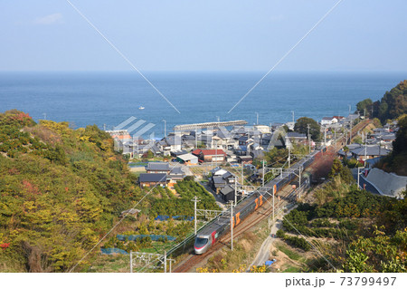 瀬戸内海と特急電車 瀬戸内海と特急電車 73799497