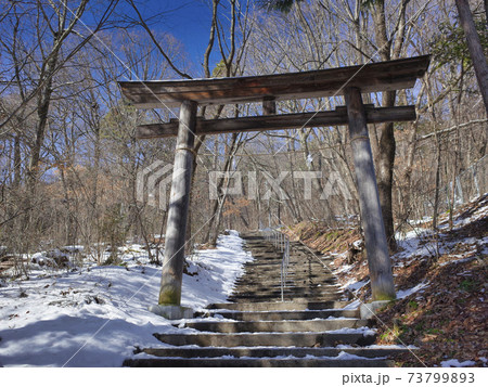 積雪の駒形嶽駒弓神社の鳥居 積雪の駒形嶽駒弓神社の鳥居 73799893