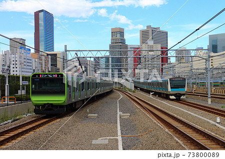 高輪ゲートウェイ駅の山手線E235系電車と京浜東北線E233系 73800089