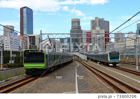 高輪ゲートウェイ駅の山手線E235系電車と京浜東北線E233系 高輪ゲートウェイ駅の山手線E235系電車と京浜東北線E233系 73800206