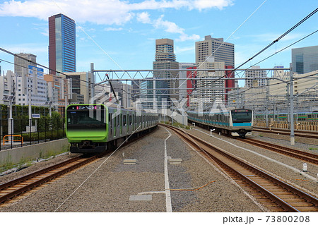 高輪ゲートウェイ駅の山手線E235系電車と京浜東北線E233系 73800208