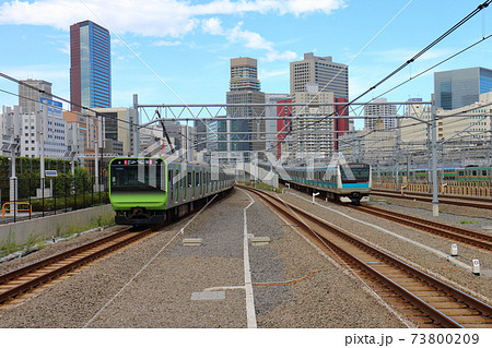 高輪ゲートウェイ駅の山手線E235系電車と京浜東北線E233系 高輪ゲートウェイ駅の山手線E235系電車と京浜東北線E233系 73800209