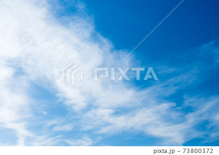 雲の多い冬の青空 雲の多い冬の青空 73800372