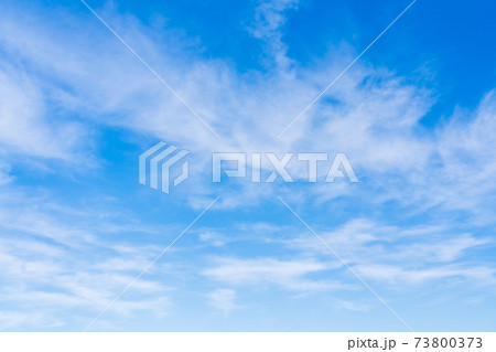 雲の多い冬の青空 73800373