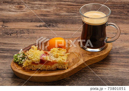 Crust pie with apricot served coffee 73801051