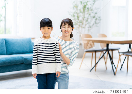 小学生の女の子と母親 小学生の女の子と母親 73801494