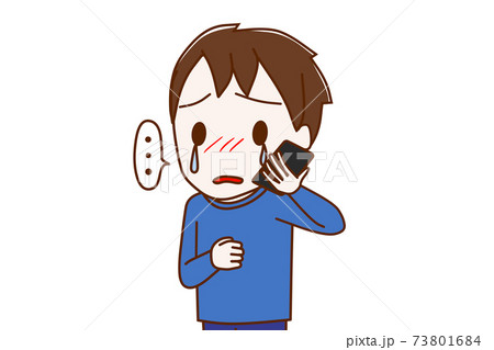 スマホで涙を流しながら悲しそうに話す少年 73801684
