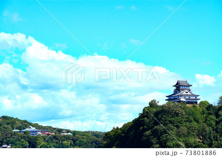 犬山市、頂きに建つ犬山城の風景 73801886