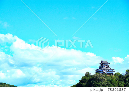 犬山市、頂きに建つ犬山城の風景 73801887