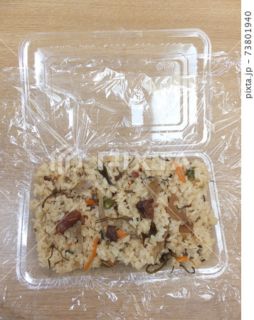 使い捨てパックに詰めた家庭の炊き込みご飯 使い捨てパックに詰めた家庭の炊き込みご飯 73801940