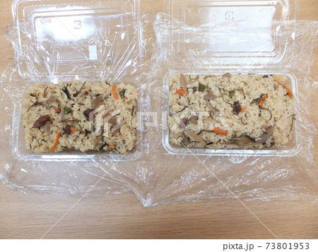 使い捨てパックに詰めた家庭の炊き込みご飯　 73801953