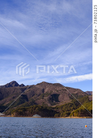 冬の晴れた空と御坂山地 冬の晴れた空と御坂山地 73802125